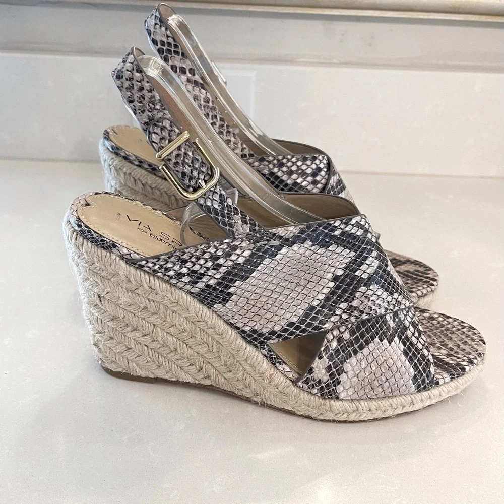 Via Spiga Snake Skin Leather wedge Samdals Size 9M Gray and black